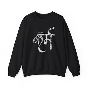 Sweat-shirt Karma en sanskrit, pull en écriture devanagari, inspiration philosophie indienne ancienne, typographie spirituelle, col rond