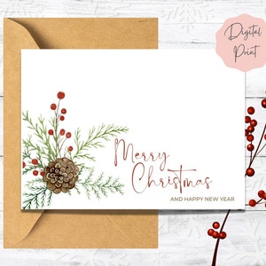 Op de afbeelding: Een printbare kerstkaart met een aquarel-illustratie van dennentakken, rode bessen en een dennenappel. De kaart heeft de tekst "Prettige Kerst en een Gelukkig Nieuwjaar".