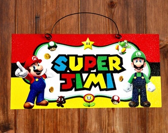 Könnte beinhalten: Ein rotes, gelbes und grünes Schild mit den Worten "SUPER JIMI" in einer bunten Comic-Schrift. Das Schild zeigt ein Comicbild von Mario und Luigi aus dem Videospiel Super Mario Bros.
