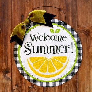 Cartel redondo de bienvenida de verano con limón.