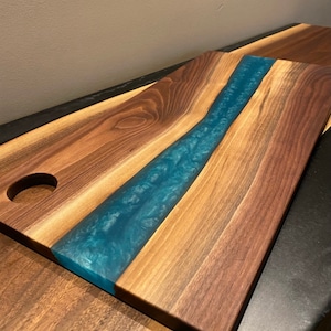 Tabla de embutidos XL con borde vivo de nogal negro disponible / Bandeja para servir de epoxi River hecha a mano / 30 x 60 cm / Grabado láser de nombre gratuito