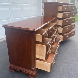 Puede incluir: Un conjunto de dos c&oacute;modas de madera con varios cajones. Las c&oacute;modas son de un rico color caoba y tienen herrajes de lat&oacute;n. Los cajones est&aacute;n abiertos, revelando el interior de madera clara.