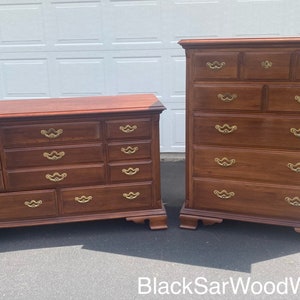 Puede incluir: Un conjunto de dos c&oacute;modas de madera con herrajes de lat&oacute;n. La c&oacute;moda de la izquierda tiene nueve cajones y la c&oacute;moda de la derecha tiene seis cajones.