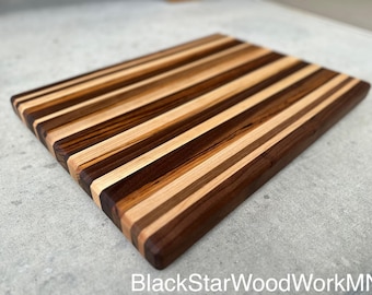 Tabla de cortar personalizable con veta de borde / Nogal, arce y madera de cebra / Fabricada a pedido / Grabado láser de nombre gratuito / Ranura para jugo opcional
