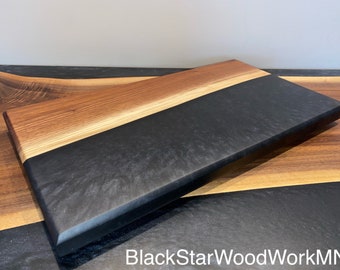 DISPONIBLE / Tabla de charcutería personalizable de nogal negro con borde vivo / Tabla para servir de epoxi River / 10x18x1 / Grabado láser de nombre gratuito /