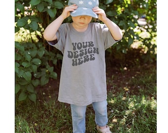 Comfortkleuren kinderen C9018 jeugd T-shirt mockup op model grijs, grijs Comfort Colors 9018 jeugd mock-ups, outdoor C9018 mockups, grijs CC9018