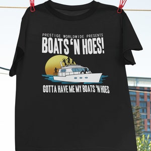 Prestige Worldwide prezentuje koszulkę Boats N'Hoes, sprawdź koszulkę Vintage, koszulkę Boats'N Hoes, film przyrodniego brata, koszulkę w filmie