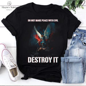 Kristen krigare vintage t-shirt, slut inte fred med ondskan förstör det t-shirt, ängel vs ondska t-shirt, trosbaserad andlig stridströja bild 1