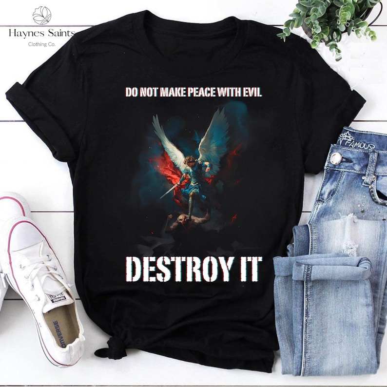 Kristen krigare vintage t-shirt, slut inte fred med ondskan förstör det t-shirt, ängel vs ondska t-shirt, trosbaserad andlig stridströja bild 1