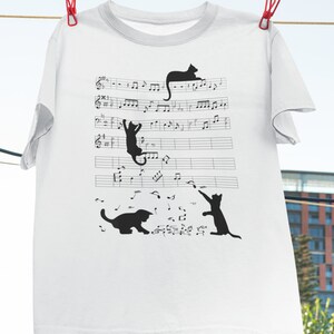 Lindo gato gatito tocando nota musical Clef músico arte camiseta, camisa de gato negro, camisa de nota musical, camisa de regalos de músico, camisa de acordes