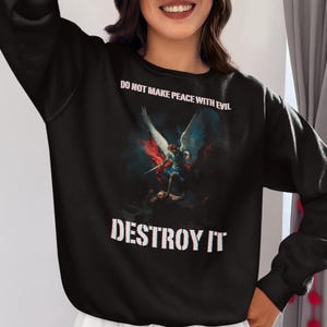 Kristen krigare vintage t-shirt, slut inte fred med ondskan förstör det t-shirt, ängel vs ondska t-shirt, trosbaserad andlig stridströja bild 5