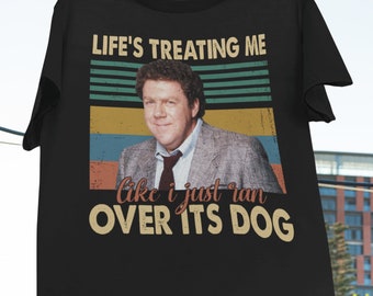 Proost, het leven behandelt me alsof ik net over zijn hond rende Klassiek T-shirt, vintage shirt, comedy show, Cheers TV-show, TV-show shirt