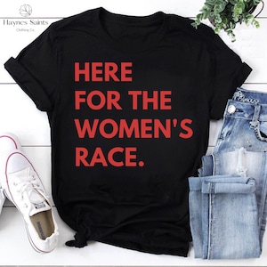 Här för damernas lopp-tröja, feministisk sportsupportertröja, djärv röd typografi-tröja, topp för kvinnors egenmakt, present till löpare