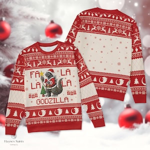 Peut inclure: Un sweat-shirt à col rond rouge et crème avec un motif de vacances répétitif composé de rennes, de sapins et de flocons de neige. Le devant présente un monstre portant un bonnet et un costume de Père Noël, tenant une étoile, avec le texte FA LA LA LA GODZILLA.