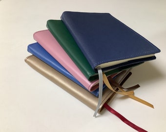 Custodia Magnificat in pelle, vari colori, dimensioni standard; personalizzazione inclusa