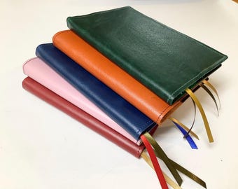 Custodia Magnificat in pelle, vari colori, dimensioni standard; personalizzazione inclusa