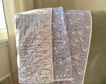 Edredón de bebé hecho a mano, con polillas y flores de lavanda, algodón suave