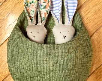 Conejito u oso de peluche hecho a mano en un bolsillo de hoja: juguete de simulación