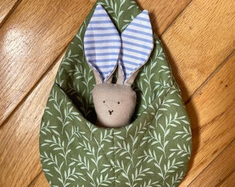 Peluche hecho a mano en un bolsillo de hoja: juego de simulación de conejito u oso