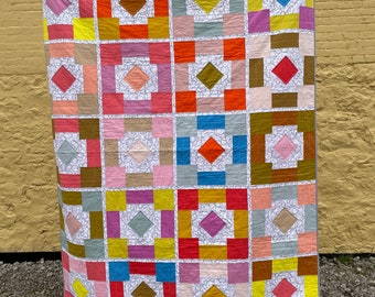 Máquina de colcha de tamaño Quilt-Throw moderna hecha a mano y acolchada a mano.