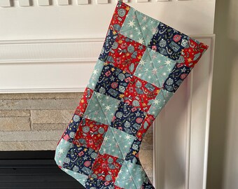 Medias navideñas Liberty of London: decoración acolchada de patchwork hecha a mano