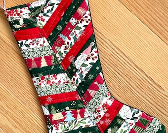 Calcetín navideño de patchwork hecho a mano: algodón acolchado, reverso de terciopelo.