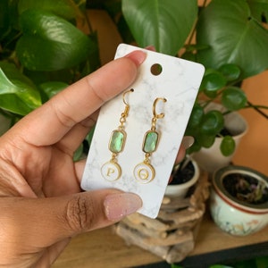 Pendientes de piedras preciosas verdes / Accesorios de encanto de oro / Carta Joyería personalizada hecha a mano / Regalos para ella