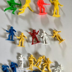 Retro Plastic Cowboy Indians Figurines, 1960s Outlaws and Settlers Play figurines, Fun Egg Stuffer for Easter, Imaginative Gift for Children