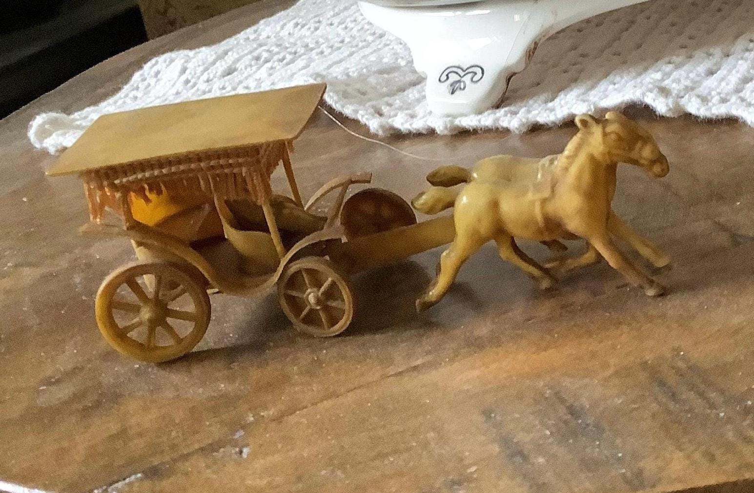 イタリアの高級磁器ブランドVILLAR  Carriage 馬車の置物　　ピンク イタリアの高級磁器ブランドVILLAR Carriage 馬車の置物 ピンク