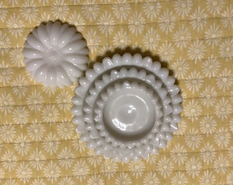 Vintage White Milk Glass Daisy Condiment Dishes Nesting Set