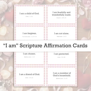 Pode incluir: Um conjunto de seis cartões de afirmação com bordas de coração rosa e texto. Os cartões apresentam frases como "Eu sou filho de Deus" e "Eu sou perdoado". O título "I am" Scripture Affirmation Cards é exibido em uma faixa branca.