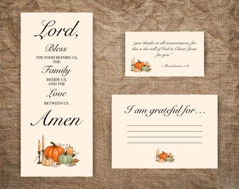 Könnte beinhalten: Drei cremefarbene Karten mit herbstlichen Illustrationen und Text. Eine Karte lautet "Lord, Bless...Amen." Eine andere sagt "Dankt in allen Umständen..." und die dritte sagt "Ich bin dankbar für..."