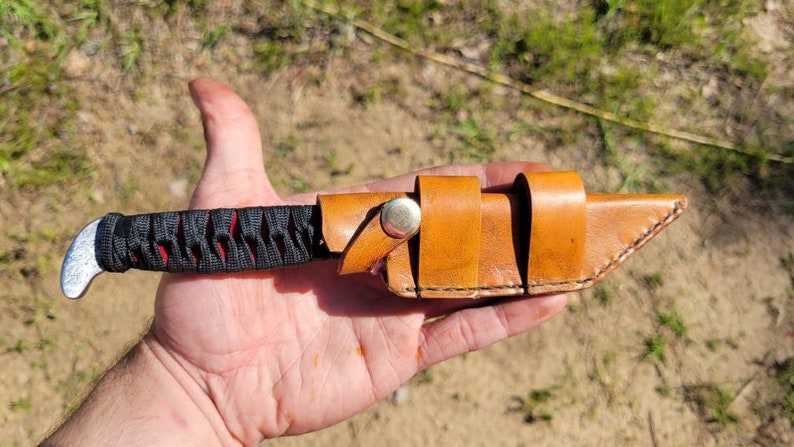 An example of a scout carry sheath with a 4" tonto