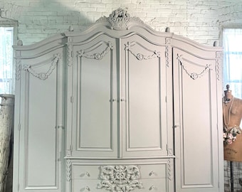 Armario antiguo francés rococó blanco, estilo Luis XV, con cinco puertas talladas.