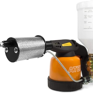 Può includere: Spruzzino manuale arancione e nero con un contenitore di plastica bianco in cima. Lo spruzzino ha un ugello in metallo e un'impugnatura nera. Il contenitore ha un'etichetta con testo in una lingua straniera.