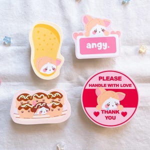 Süßer Shiba Inu Angy Croc Takoyaki Bitte Handle With Love Hund | Deco Polco koreanische Kpop Rosa Aufkleber Kawaii Vinyl Wasserdicht Toploader Siegel