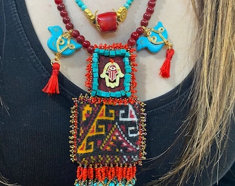 Collar con colgante de turquesa y coral hecho a mano: joyería bohemia con un toque especial