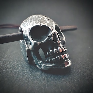 100% reiner silberner Schädel-Anhänger. Memento Mori. Hergestellt in Amerika. handgeschmiedet in Montana. .999 Feinsilber.