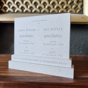 以下が含まれることがあります： ジェームズ・ポッターとリリー・ポッターの名前、生年月日、死没日、そして「最後の敵は死である」という引用が刻まれた白い石の記念碑