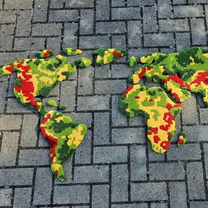 Alfombra con mechones de mapa del mundo hecha a mano: diseño único de varias piezas, perfecta para la decoración del hogar y arte de pared colorido