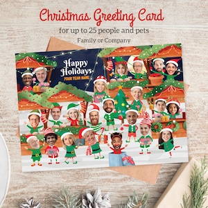 以下が含まれることがあります： 「Christmas Greeting Card」と「Happy Holidays」のテキストが入ったクリスマスグリーティングカード。サンタの帽子とエルフの衣装を着た漫画のキャラクターが描かれたお祝いのイラストが特徴です。最大25人までの人やペット向けにデザインされています。