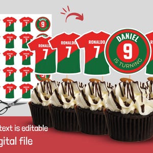 Puede incluir: Toppers de cupcake imprimibles con temática de fútbol con una camiseta de fútbol roja y verde con el nombre "Ronaldo" y el número "7" en la parte delantera. Los toppers también incluyen un topper redondo con el texto "Daniel cumple 9 años" en rojo y blanco.