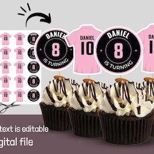 Puede incluir: Toppers de cupcake imprimibles con una camiseta de fútbol rosa con el nombre "Daniel" y el número "10" en la espalda. Los toppers también incluyen un círculo negro con el texto "Daniel cumple 8 años" en blanco.