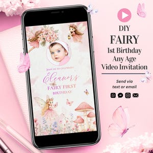 Op de afbeelding: Een smartphone toont een roze video-uitnodiging met feeënthema voor een eerste verjaardag. Het ontwerp bevat illustraties van feeën, vlinders en paddenstoelen. De tekst luidt "Eleanors Fairy First Birthday" en "DIY Fairy 1st Birthday Any Age Video Invitation."