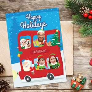 Cartão de Natal com foto engraçada, cartão de Natal com elfos em um ônibus vermelho para família ou empresa, cartão engraçado para família ou equipe com rostos, arquivo digital