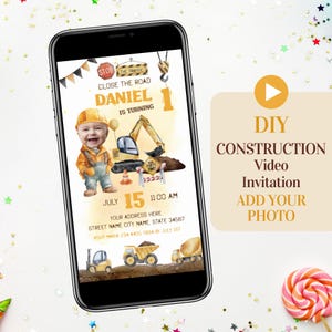 Puede incluir: Un teléfono inteligente muestra una invitación de cumpleaños con temática de construcción. El diseño presenta a un niño sonriente con un atuendo de construcción, una excavadora y el texto "DANIEL CUMPLE 1". Texto adicional incluye "15 de julio, 11:00 AM" y "Invitación de video de construcción DIY".