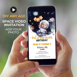 Może przedstawiać: Smartfon wyświetla zaproszenie urodzinowe o tematyce kosmicznej. Zaproszenie przedstawia dziecko-astronautę z planetami i gwiazdami. Tekst na ekranie brzmi "Out of this world BIRTHDAY" i "NOAH IS TURNING 2". Telefon trzymany jest w dwóch dłoniach.