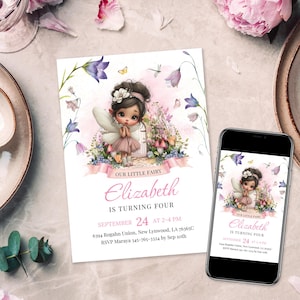 Op de afbeelding: Een gedrukte uitnodiging en een smartphone met hetzelfde ontwerp. De uitnodiging toont een feeënillustratie met de tekst "Elizabeth wordt vier" en evenementdetails. Het ontwerp bevat bloemen- en vlinderaccenten.