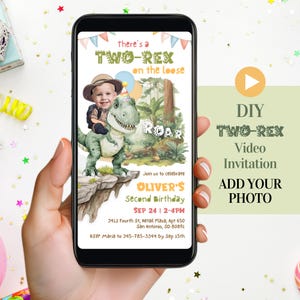 Peut inclure: Un smartphone affiche une invitation numérique pour une fête d'anniversaire Two-Rex. Le design présente un enfant chevauchant un dinosaure, avec le texte "Two-Rex on the loose". L'invitation comprend les détails de la fête et les informations RSVP.