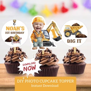 Könnte beinhalten: Drei Schokoladen-Cupcakes mit braunem Zuckerguss und Schokostückchen. Die Cupcakes haben Topper mit einem Baustellen-Thema, darunter ein Baby in Bauarbeiterkleidung, ein Bagger und ein Muldenkipper. Auf den Toppern steht "NOAH'S 1ST BIRTHDAY" und "DIG IT". Das Bild sagt auch "DOWNLOAD NOW".